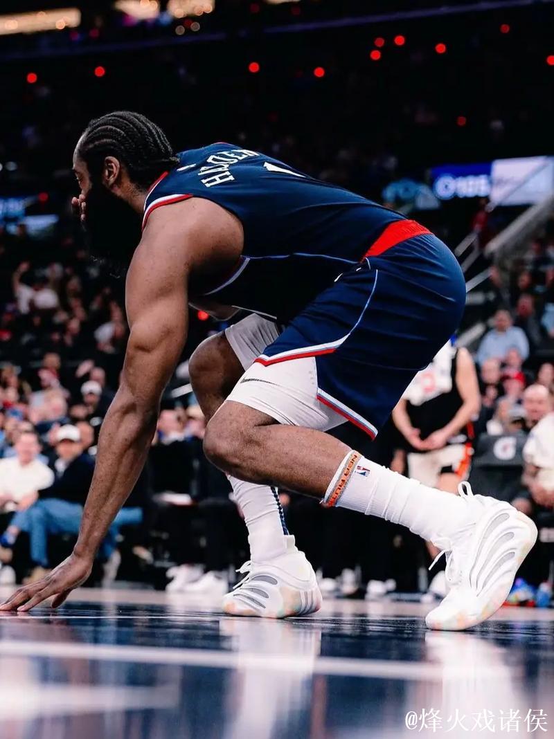 莱昂纳德与哈登联手轰下54分 快船狂胜国王41分豪取5连胜 莱昂纳德与哈登联手轰下54分 快船狂胜国王41分豪取5连胜