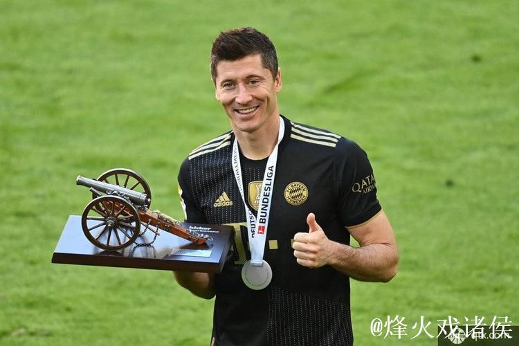 莱万多夫斯基荣膺本赛季德甲最佳球员称号 莱万多夫斯基荣膺本赛季德甲最佳球员称号